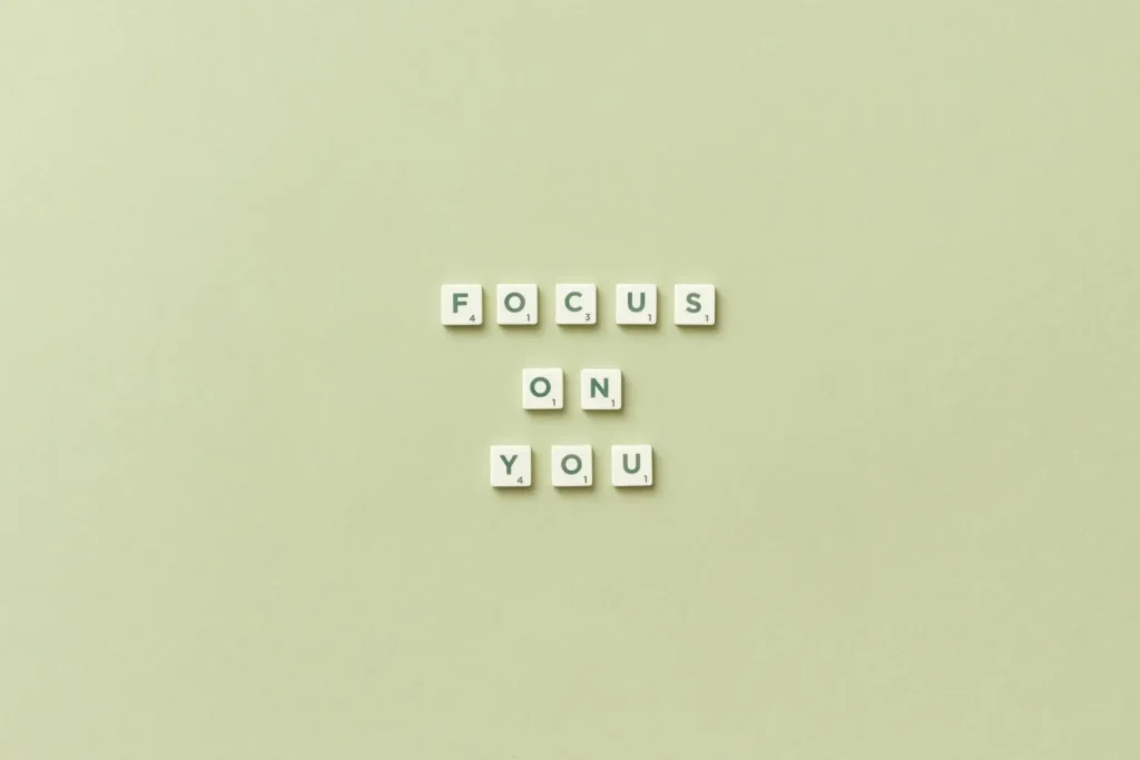 mosolygó nő, aki az önbizalom növelését jelképezi