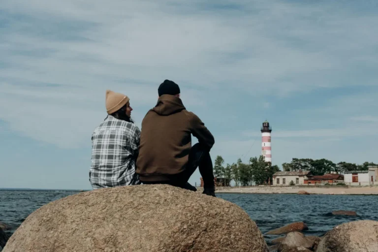 Nyugodt nő meditál stresszoldás érdekében természetes környezetben